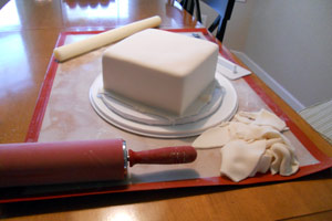 Covering the cake in fondant