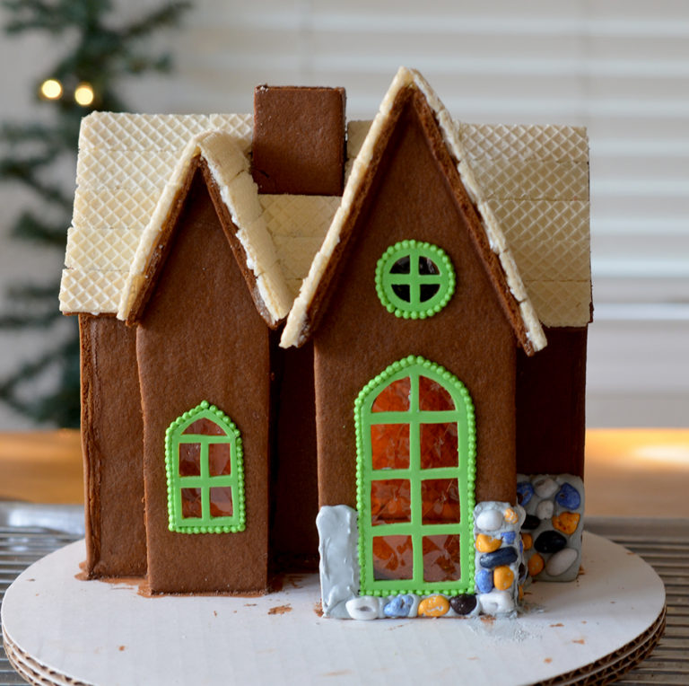 Penguins’ Cottage Gingerbread house – Cake & Cupboard