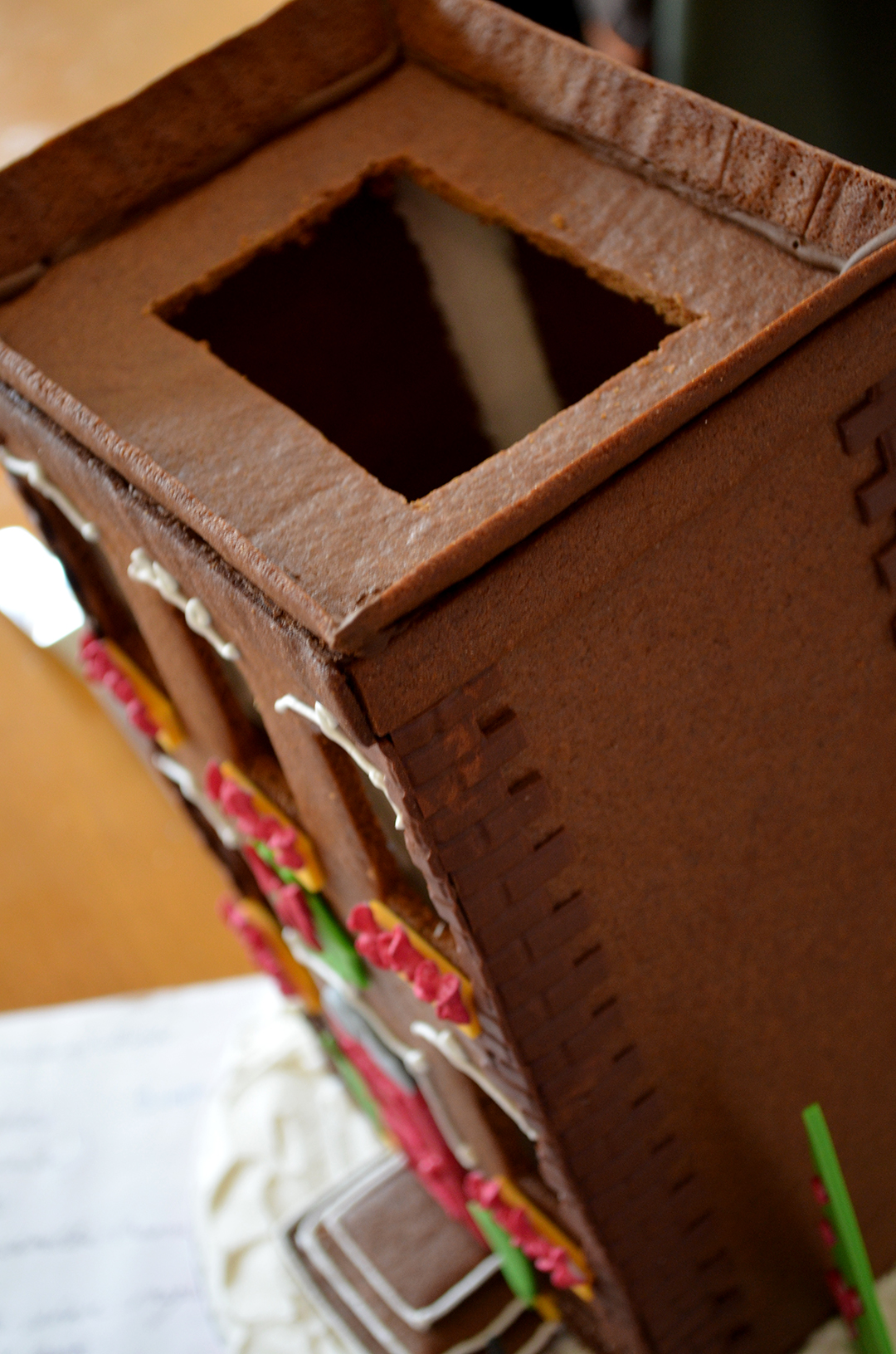 Uptown Gingerbread house – Cake & Cupboard